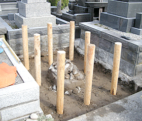 軟地盤の為、杭を打ちます。